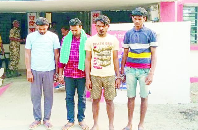 पीडीएस दुकान से चावल चोरी के ४ आरोपी गिरफ्तार, ४ फरार की तलाश