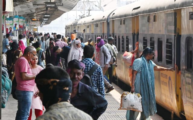 डोंगरगढ देवी दर्शन मेला : 8 एक्सप्रेस ट्रेनें रुकेंगी और पैसेंजर का रायपुर तक विस्तार