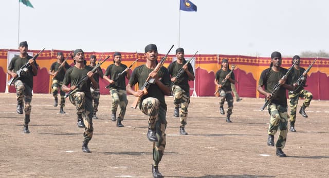 सीमा सुरक्षा बल के आरक्षक / ट्रेडमैन बैच संख्या 190 एवं 191 के कुल 197 नवआरक्षकों का शपथ परेड का आयोजन किया गया