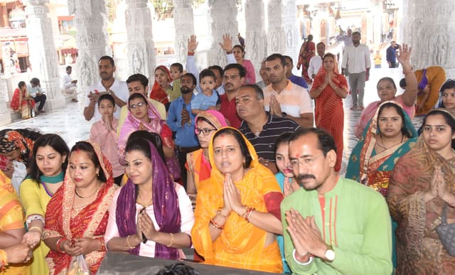 चैत्र नवरात्र शुरू : माता मंदिरों में लगी भक्तों की कतारें