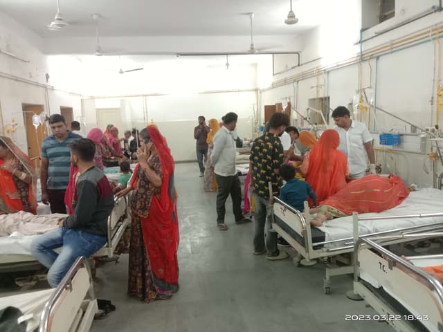 Photo Gallery: फूड पॉइजनिंग से करीब 50 लोगों की तबीयत बिगड़ी, अस्पताल में भर्ती