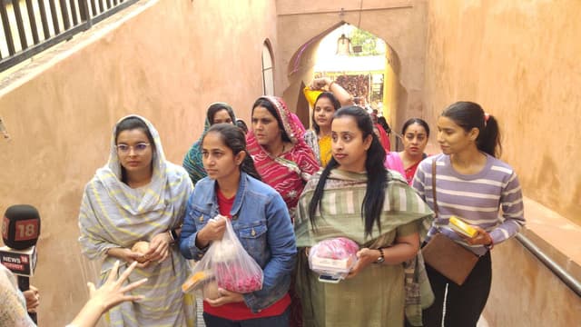 Chaitra Navratri 2023: आमेर के शिला माता मंदिर में दर्शन के लिए लगी कतार, देखें तस्वीरें