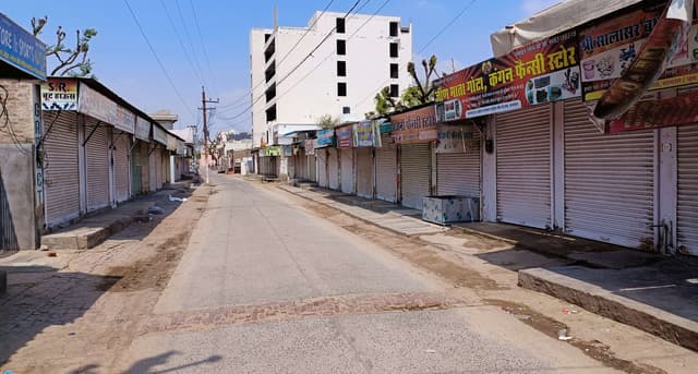 Patrika Photo Gallery: धरना स्थल पर बढ़ रही भीड़, दवा की दुकानें भी बंद, पुलिस ने लहराई लाठियां