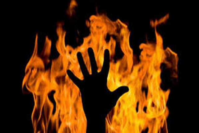 पेट्रोल के डिब्बे में गिर गई अगरबत्ती की चिंगारी, पूजा कर रही महिला की जलकर मौत