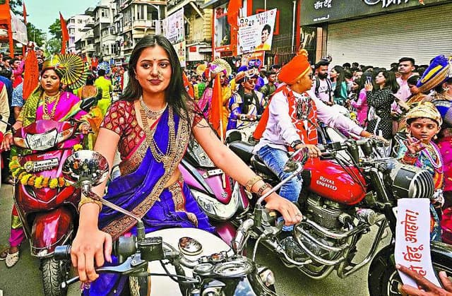 Bike 'रानी' : Gudi Padwa पर्व का सतरंगी अंदाज... देखें तस्वीरें