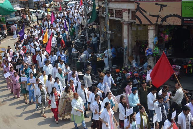 राइट टू हेल्थ बिल का विरोध जारी,अलवर के चिकित्सकों ने निकाली रैली,देखे तस्वीरें