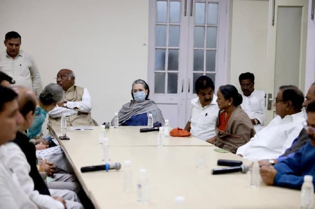 राहुल गांधी की सांसदी रद्द होने के मामले में देशव्यापी आंदोलन छेड़ेगी कांग्रेस, मीटिंग में लिए गए कई फैसले