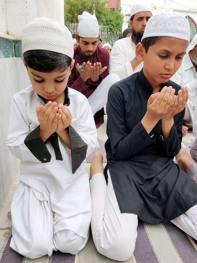 Photo Gallery: पहले जुम्मे पर ईदगाह मस्जिद में नमाज पढ़ते लोग