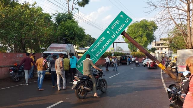 बालाघाट-बैहर रोड पर गिरा साइन बोर्ड, बड़ी दुर्घटना टली