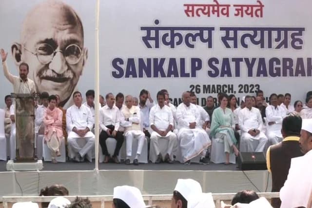 राजघाट पर कांग्रेस के सत्याग्रह को नहीं मिली इजाजत, अब गांधी दर्शन स्मारक के बाहर कर रहे प्रदर्शन