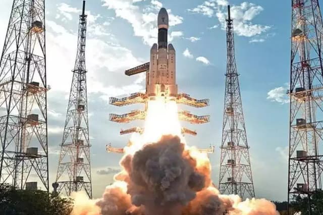ISRO ने फिर रचा इतिहास, 36 सैटेलाइट्स के साथ भारी रॉकेट LVM3 किया लॉन्च
