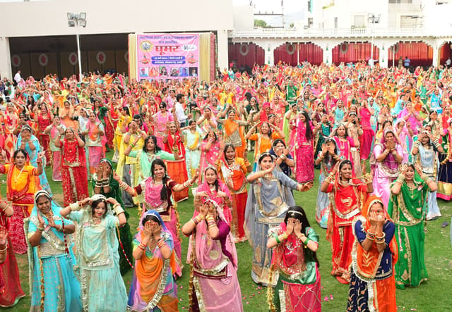 500 महिलाओं ने एक साथ किया घूमर नृत्य.. देखिए तस्वीरें