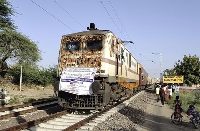 video---मकराना - परबतसर रेलवे  ट्रैक पर दौड़ा विद्युत इंजन