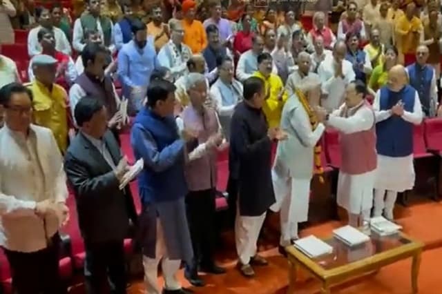भाजपा संसदीय दल की बैठक शुरू, जेपी नड्डा ने किया पीएम मोदी का अभिनंदन