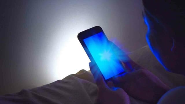 खतरनाक है मोबाइल से निकलने वाली ब्लू लाइट, बचने के लिए करें ये उपाय