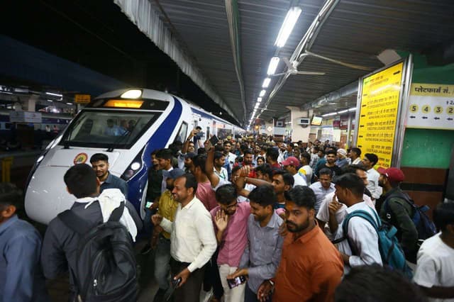 देखें फोटो: जयपुर जंक्शन पर पहली बार वंदे भारत ट्रेन