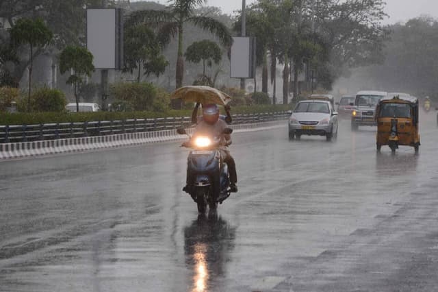 दिल्ली NCR में अचानक बदला मौसम का मिजाज, कई इलाकों में बारिश, 9 फ्लाइट्स जयपुर के लिए डायवर्ट