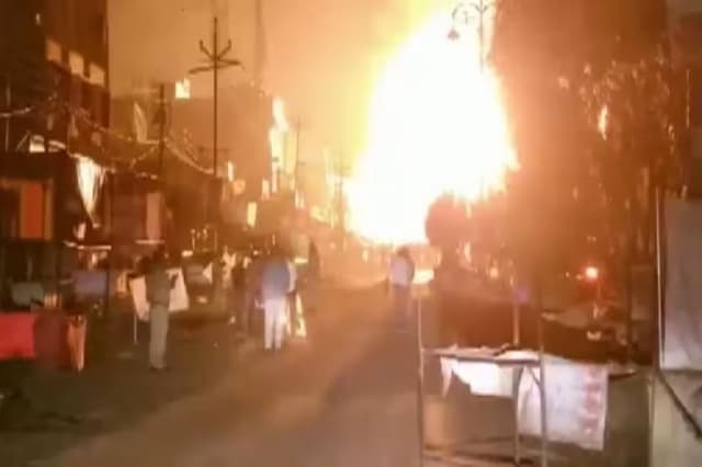 रामनवमी पर महाराष्ट्र के संभाजीनगर में दो गुटों में हिंसक झड़प, बमबाजी, आगजनी और पथराव से बिगड़ा माहौल