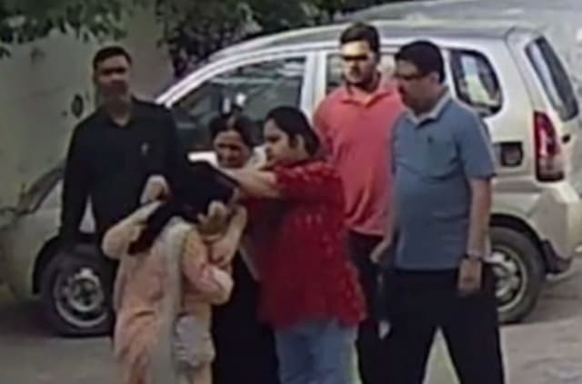 आगरा में महिला की दबंगई का VIDEO: पार्किंग पर कब्जा करने का प्रयास, दांत काटे