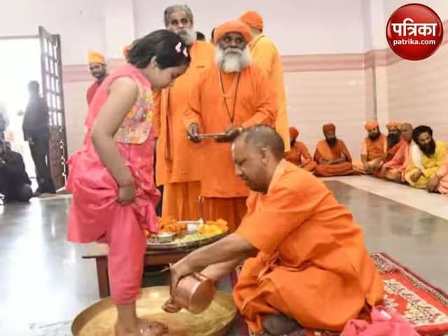 Ram Navami 2023: सीएम योगी ने रामनवमी पर किया कन्या पूजन, देखें फोटो