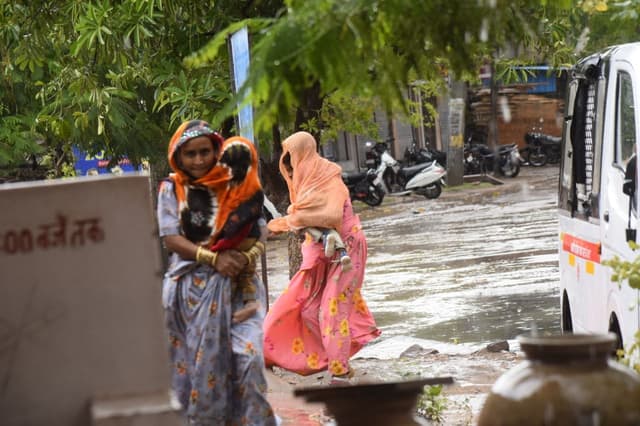 jodhpur : तीस एमएम बारिश में ही सड़कों पर जमा पानी, राहगीर परेशान