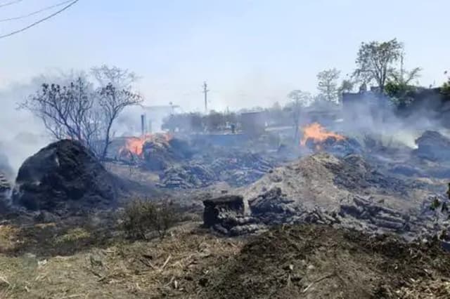 Kushinagar News कुशीनगर में बड़ा हादसा, कूड़े के ढेर से लगी आग, 50 घर जलकर हुए खाक