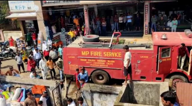 रुई गोदाम में लगी आग, दो घंटे की मशक्कत के बाद पाया काबू