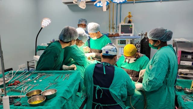 रीवा में अनोखा ऑपरेशन : कैंसरग्रस्त जबान काटकर हाथ की चमड़ी से बना डाली नई जबान