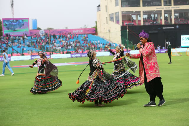 आईपीएल मैच मैच से पहले सांस्कृतिक प्रोग्राम का आयोजन