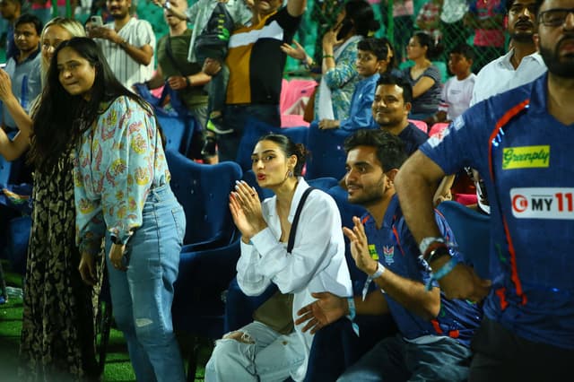 देखें फोटो:  अथिया शेट्टी ने एसएमएस स्टेडियम में देर रात तक मैच का लुत्फ उठाया
