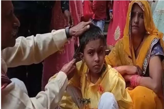 Kushinagar News: मुस्लिम परिवार ने हिंदू रीति रिवाज से कराया बेटे का मुंडन, जानें पूरा मामला