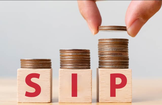 SIP का कमाल, हर दिन 500 रुपये की बचत करके 25 साल में बन सकते हैं 5 करोड़ के मालिक