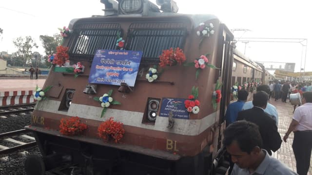 video- पहली बार दिल्ली, इंदौर से सिवनी आई ट्रेन