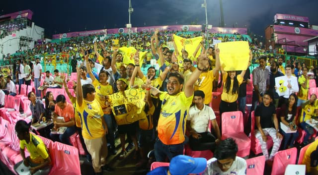 देखें फोटो: जयपुर स्टेडियम में क्रिकेट फैंस पर चढ़ा 'धोनी फीवर'