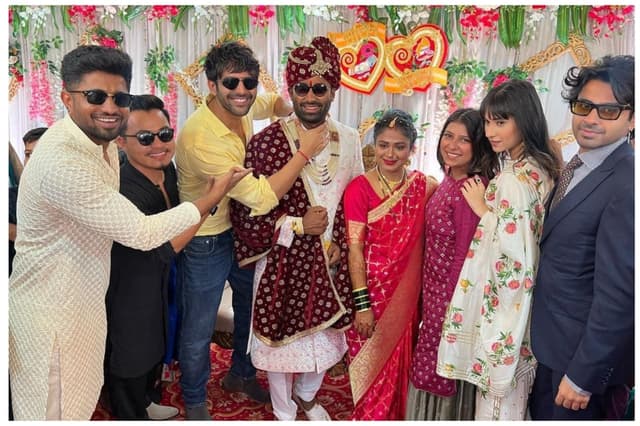 बॉडीगार्ड की शादी में पहुंचे Kartik Aryan, सोशल मीडिया पर तस्वीरें देख फैंस बोले- 'ये होती है दोस्ती'
