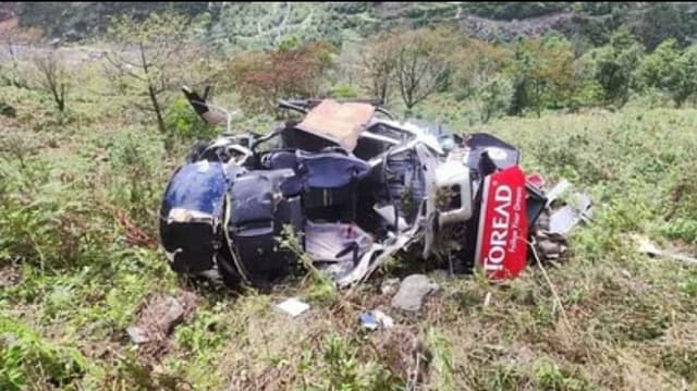 Bahraich News :  नेपालगंज के पास सिमरिक एयर का हेलीकॉप्टर पेड़ से टकराने के बाद हुआ दुर्घटनाग्रस्त