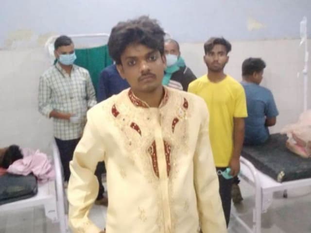 Sultanpur News: दूल्हा-दुल्हन समेत 97 लोग फूड प्वाइजनिंग से बीमार, CHC में कम पड़ी जगह तो ‌जिला अस्पताल पहुंचाए गए