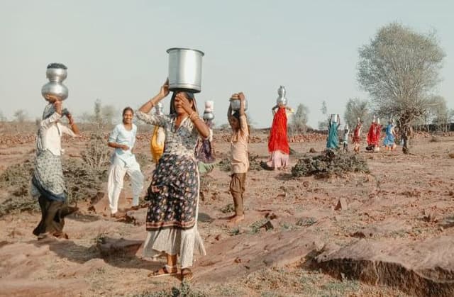 VIDEO: डांग में चुनौती से कम नहीं पानी का जुगाड़, महिलाओं को पथरीली धरा पर करनी पड़ती भाग-दौड़