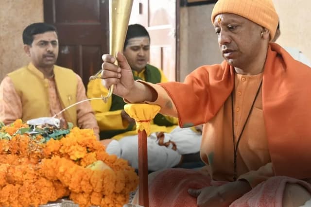 Gorakhpur news: रुद्राभिषेक कर सीएम योगी ने किया भव्य कलशयात्रा का शुभारंभ, लगे जय श्रीराम के नारे