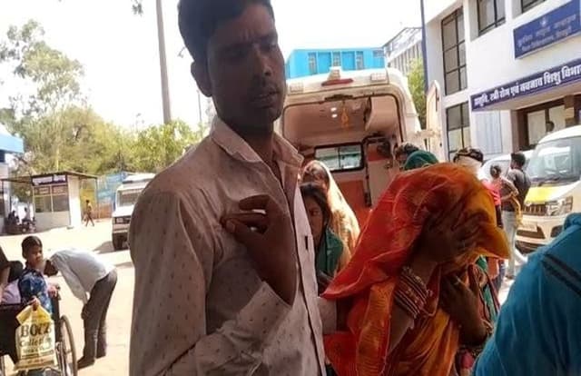 VIDEO- शिवपुरी जा रहा वाहन कोटानाका पर पलटा, 4 घायल
