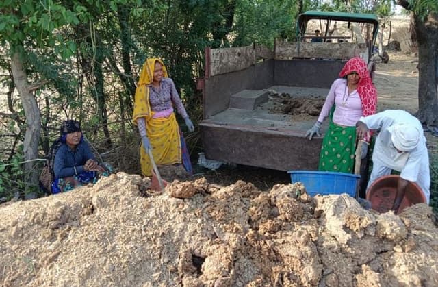 VIDEO: गर्मी में खेत की जुताई फायदेमंद, उन्नत पैदावार के लिए किसान डाल रहे देसी खाद