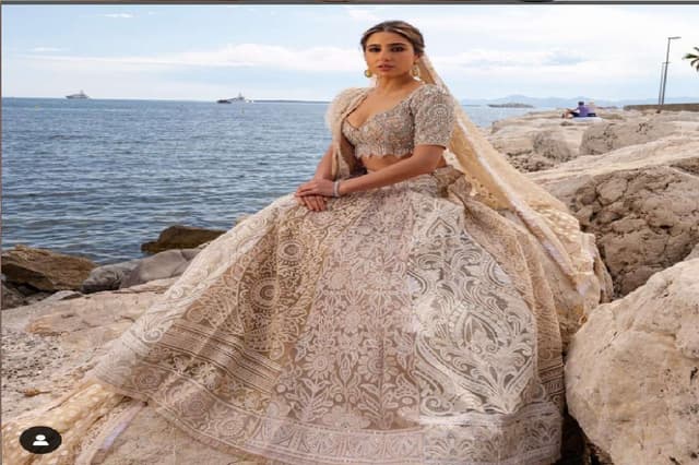 Cannes 2023: अबू जॉनी संदीप खोसला के डिज़ाइनर लेहंगा में  सारा अली खान ने किया कान फेस्टिवल में अपना डेब्यू
