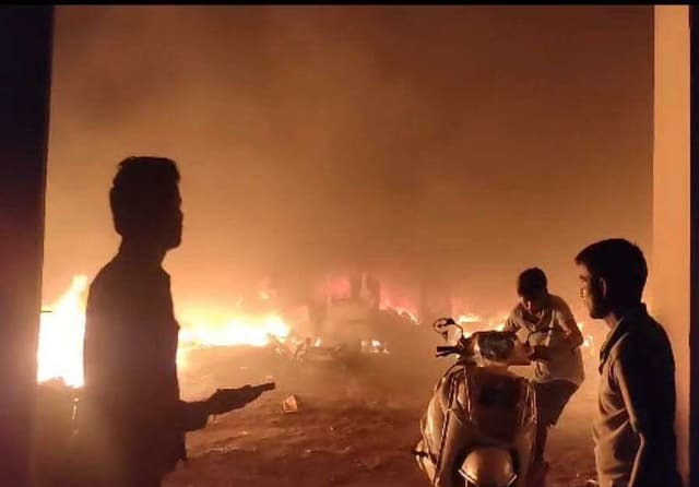 Photo Gallery: आगजनी में लाखों का सामान जल गया