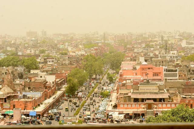 जयपुर में छाया धूल का गुबार। देखें तस्वीरें।