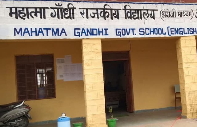 Mahatma Gandhi School in Rajasthan: इन्हें नहीं देना अंग्रेजी का ज्ञान, बस हिंदी पढ़ाने भेज दो श्रीमान