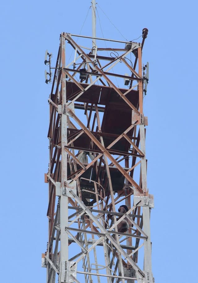 चेतक सर्कल स्थित बीएसएनएल के टावर पर चढ़ा  युवक देखे तस्वीरों में