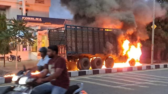 नर्मदापुरम रसूलिया हाईवे पर चलते ट्रक में लगी आग, चालक की सतर्कता से बची तीन जिंदगियां