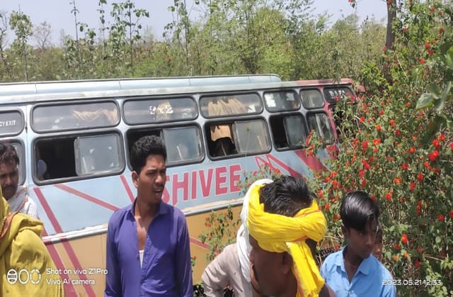 हर्रई से आ रही बस, ट्रेक्टर से टक्कर के बाद पलटी, 10 यात्री घायल