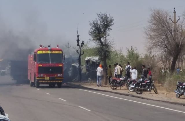 जोधपुर हाइवे पर दो ट्रेलर में भिड़ंत के बाद लगी आग, एक के चालक की मौत, दो घायल