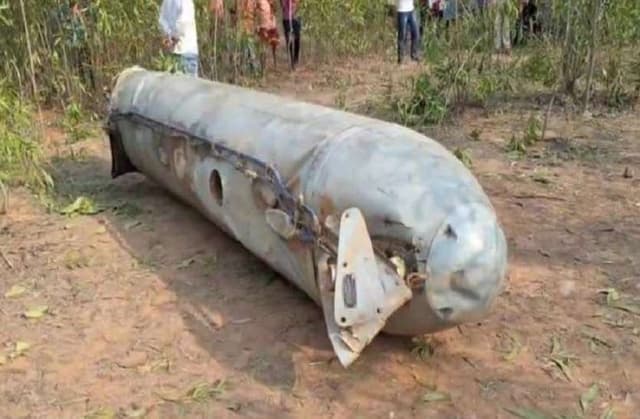 लड़ाकू विमान मिग-29 का तेल टैंक खुलकर जंगल में गिरा